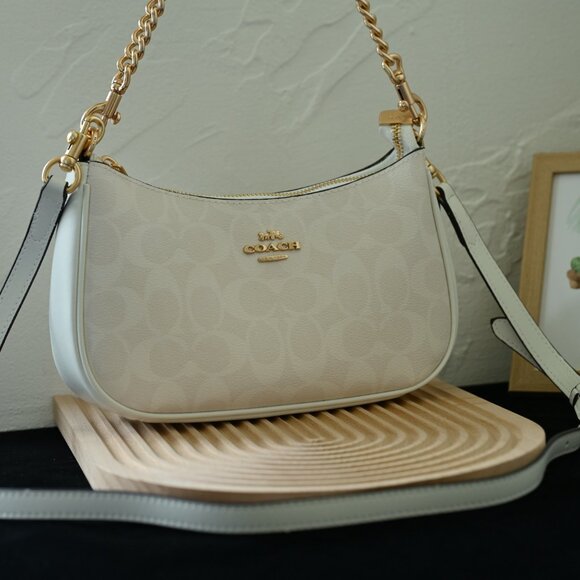 Coach Teri Shoulder Bag In Signature Canvas - Picture 2 of 9